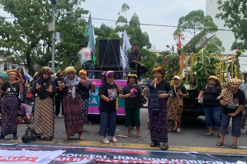 Kelompok Tani Lau Lepar Tengah (KTLLT) tengah melakukan aksi seni Rengget Karo di depan Kantor Gubernur Sumut, Rabu (24/9/2025). Foto: Topikseru.com/Agus Sinaga