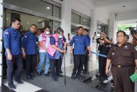 HAP dan BS dua tersangka dugaan korupsi dua kapal tunda digiring petugas kejaksaan untuk ditahan di Rutan Kelas I Medan, Kamis (25/9/2025). Foto: Topikseru.com/Agustian