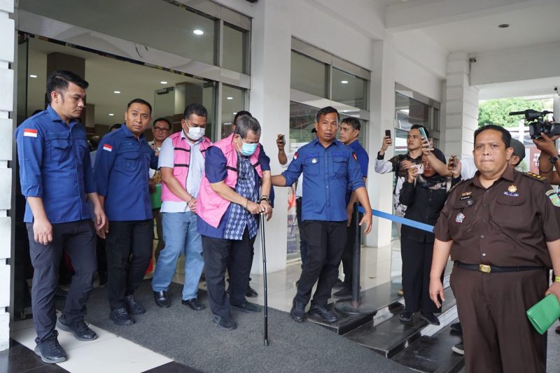 HAP dan BS dua tersangka dugaan korupsi dua kapal tunda digiring petugas kejaksaan untuk ditahan di Rutan Kelas I Medan, Kamis (25/9/2025). Foto: Topikseru.com/Agustian