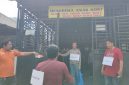 Penyidik Polsek Medan Baru bersama keluarga dan saksi memperagakan pra rekonstruksi kasus kematian jurnalis Nico Saragih di Medan, Kamis (25/9/2025) Foto: Topikseru.com/Mangara Wahyudi