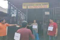 Penyidik Polsek Medan Baru bersama keluarga dan saksi memperagakan pra rekonstruksi kasus kematian jurnalis Nico Saragih di Medan, Kamis (25/9/2025) Foto: Topikseru.com/Mangara Wahyudi