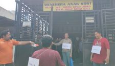 Penyidik Polsek Medan Baru bersama keluarga dan saksi memperagakan pra rekonstruksi kasus kematian jurnalis Nico Saragih di Medan, Kamis (25/9/2025) Foto: Topikseru.com/Mangara Wahyudi