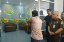 Kajati Sumut, Harli Siregar menyaksikan gunting pita peresmian press conference oleh perwakilan wartawan di Kantor Kejati Sumut, Jumat (26/9/2025). Foto: Topikseru.com/Agustian