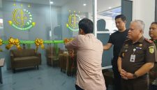 Kajati Sumut, Harli Siregar menyaksikan gunting pita peresmian press conference oleh perwakilan wartawan di Kantor Kejati Sumut, Jumat (26/9/2025). Foto: Topikseru.com/Agustian