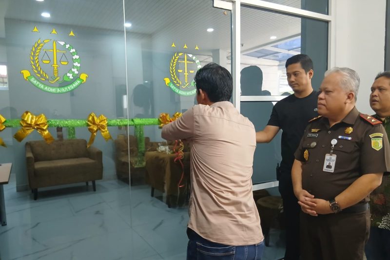 Kajati Sumut, Harli Siregar menyaksikan gunting pita peresmian press conference oleh perwakilan wartawan di Kantor Kejati Sumut, Jumat (26/9/2025). Foto: Topikseru.com/Agustian
