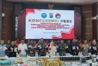 Barang bukti narkoba seberat 1,4 ton sabu, beserta ekstasi, kokain, dan ganja dipamerkan dalam konferensi pers di Aula Tribrata Polda Sumut, Medan, Jumat (26/9/2025). Polda Sumut bersama BNN RI mengungkap jaringan internasional ini, bahkan memusnahkan hampir setengah ton sabu pada hari yang sama Foto: Topikseru.com/Mangara Wahyudi