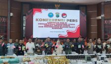 Barang bukti narkoba seberat 1,4 ton sabu, beserta ekstasi, kokain, dan ganja dipamerkan dalam konferensi pers di Aula Tribrata Polda Sumut, Medan, Jumat (26/9/2025). Polda Sumut bersama BNN RI mengungkap jaringan internasional ini, bahkan memusnahkan hampir setengah ton sabu pada hari yang sama Foto: Topikseru.com/Mangara Wahyudi