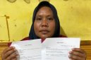 Elida Hanum kakak kandung Rahmadi, korban dugaan penganiayaan polisi, menunjukkan surat terbuka yang dilayangkan kepada dua jenderal Polri. Dok. Kuasa Hukum.