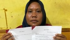 Elida Hanum kakak kandung Rahmadi, korban dugaan penganiayaan polisi, menunjukkan surat terbuka yang dilayangkan kepada dua jenderal Polri. Dok. Kuasa Hukum.