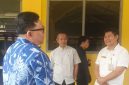 Kepala Ombudsman Sumu, Herdensi (tengah) saat 