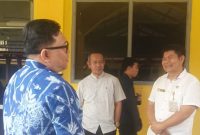 Kepala Ombudsman Sumu, Herdensi (tengah) saat 
