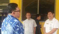 Kepala Ombudsman Sumu, Herdensi (tengah) saat 
