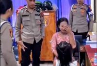Momen anak ibu akhirnya dipertemukan di Mako Polres Nias Selatan. Foto: Tangkapan layar video