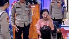 Momen anak ibu akhirnya dipertemukan di Mako Polres Nias Selatan. Foto: Tangkapan layar video