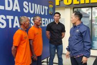 Dua pelaku kekerasan seksual terhadap kakak dan adik yang tidak lain adalah ayah dan paman kandung korban, saat dihadirkan di Polrestabes Medan, Jumat (26/9/2025). Foto: Topikseru.com/MangaraWahyudi