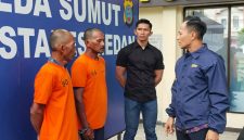 Dua pelaku kekerasan seksual terhadap kakak dan adik yang tidak lain adalah ayah dan paman kandung korban, saat dihadirkan di Polrestabes Medan, Jumat (26/9/2025). Foto: Topikseru.com/MangaraWahyudi