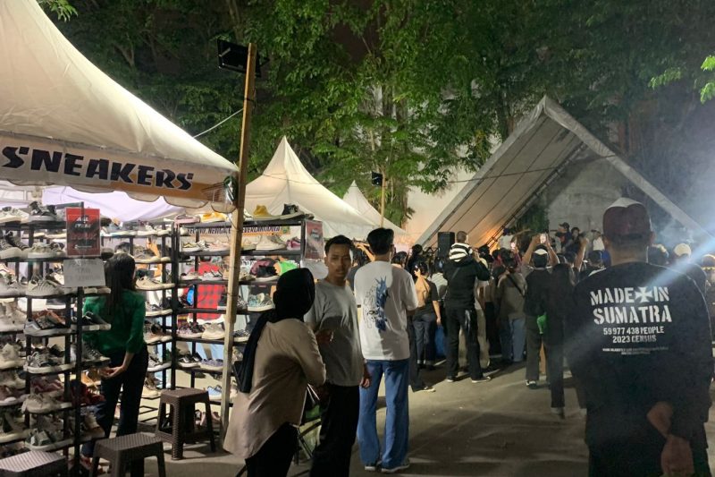 Medan Thrift Market gelar festival bazar thrifting Kafka Space, di Jalan Dr Mansyur Medan, Kecamatan Medan Selayang, Kota Medan. Foto: Topikseru.com/Agus Sinaga