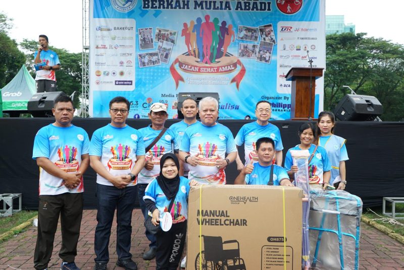 Kepala Kejati Sumut, Harli Siregar, memberikan santunan kepada penyandang disabilitas. Dok: Penkum Kejati Sumut