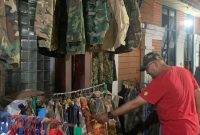 Tenant Bobs Ori Seken tawarkan koleksi army uniform dari lintas negara sampai army uniform vintage di festival bazar Medan Thrift Market. Foto: Topikseru.com/Agus Sinaga