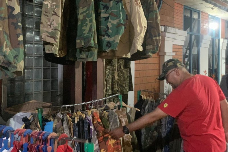 Tenant Bobs Ori Seken tawarkan koleksi army uniform dari lintas negara sampai army uniform vintage di festival bazar Medan Thrift Market. Foto: Topikseru.com/Agus Sinaga