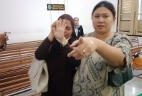 Wanita perampas handphone wartawan (kanan), kerabat Brigadir Bayu usai sidang di PN Medan, Senin (29/9/2025).