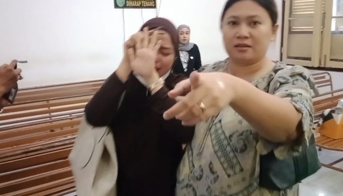 Keluarga Terdakwa Brigpol Bayu Sahbenanta Rampas Handphone Wartawan yang Sedang Bertugas