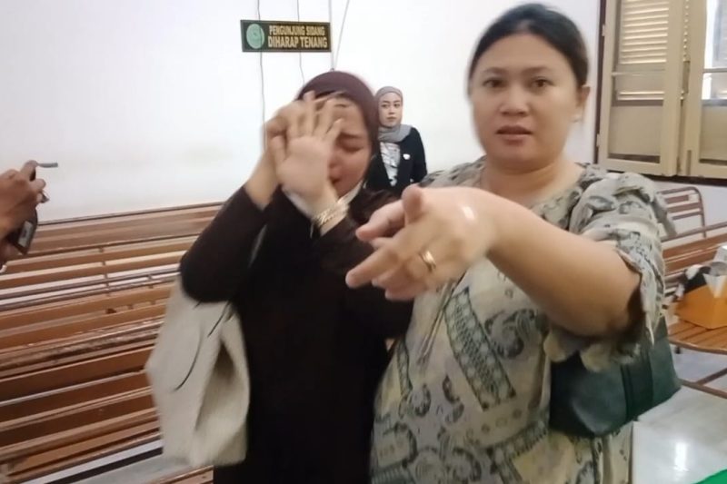 Wanita perampas handphone wartawan (kanan), kerabat Brigadir Bayu usai sidang di PN Medan, Senin (29/9/2025).