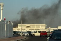 Penampakan asap mengepul akibat serangan udara Israel di Doha, Qatar, Selasa (9/9). (REUTERS/Ibraheem Abu Mustafa)
