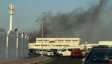 Penampakan asap mengepul akibat serangan udara Israel di Doha, Qatar, Selasa (9/9). (REUTERS/Ibraheem Abu Mustafa)