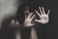 Masturo Rohili, seorang kiai asal Bekasi, mendadak jadi sorotan publik usai dirinya terseret kasus dugaan pencabulan terhadap anak angkat dan keponakannya.