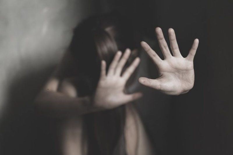Masturo Rohili, seorang kiai asal Bekasi, mendadak jadi sorotan publik usai dirinya terseret kasus dugaan pencabulan terhadap anak angkat dan keponakannya.