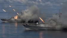Dua kapal perang TNI AL KRI Hasan Basri 382 (kanan) dan KRI Tjiptadi 381 (kiri) menembakkan roket pada latihan gabungan peperangan anti kapal selam di Kepulauan Riau, Minggu  (24/10/2021). ANTARA FOTO/ Fakhri Hermansyah