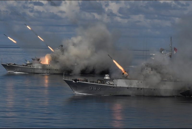 Dua kapal perang TNI AL KRI Hasan Basri 382 (kanan) dan KRI Tjiptadi 381 (kiri) menembakkan roket pada latihan gabungan peperangan anti kapal selam di Kepulauan Riau, Minggu  (24/10/2021). ANTARA FOTO/ Fakhri Hermansyah