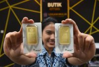 Harga emas Antam itu turun Rp 2.000 jika dibandingkan dengan sebelumnya yang berada di level Rp2.011.000 per gram.