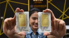 Harga emas Antam itu turun Rp 2.000 jika dibandingkan dengan sebelumnya yang berada di level Rp2.011.000 per gram.