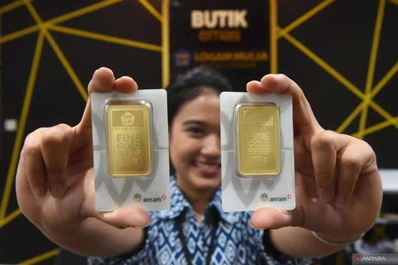 Harga emas Antam itu turun Rp 2.000 jika dibandingkan dengan sebelumnya yang berada di level Rp2.011.000 per gram.