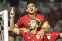 Pesepak bola Timnas Sandy Henny Walsh (bawah) berselebrasi bersama rekannya Rizky Ridho Ramadhani (atas) usai mencetak gol ke gawang Timnas Taiwan dalam FIFA Matchday di Stadion Gelora Bung Tomo, Surabaya, Jawa Timur, Jumat (5/9/2025).