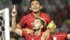 Pesepak bola Timnas Sandy Henny Walsh (bawah) berselebrasi bersama rekannya Rizky Ridho Ramadhani (atas) usai mencetak gol ke gawang Timnas Taiwan dalam FIFA Matchday di Stadion Gelora Bung Tomo, Surabaya, Jawa Timur, Jumat (5/9/2025).