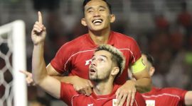 Pesepak bola Timnas Sandy Henny Walsh (bawah) berselebrasi bersama rekannya Rizky Ridho Ramadhani (atas) usai mencetak gol ke gawang Timnas Taiwan dalam FIFA Matchday di Stadion Gelora Bung Tomo, Surabaya, Jawa Timur, Jumat (5/9/2025).