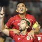 Pesepak bola Timnas Sandy Henny Walsh (bawah) berselebrasi bersama rekannya Rizky Ridho Ramadhani (atas) usai mencetak gol ke gawang Timnas Taiwan dalam FIFA Matchday di Stadion Gelora Bung Tomo, Surabaya, Jawa Timur, Jumat (5/9/2025).
