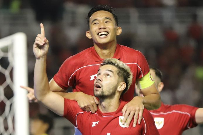Pesepak bola Timnas Sandy Henny Walsh (bawah) berselebrasi bersama rekannya Rizky Ridho Ramadhani (atas) usai mencetak gol ke gawang Timnas Taiwan dalam FIFA Matchday di Stadion Gelora Bung Tomo, Surabaya, Jawa Timur, Jumat (5/9/2025).