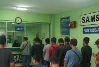 Ilustrasi: Warga sedang mengantri di kantor Samsat untuk mengurus biaya ganti plat motor lima tahunan, termasuk perpanjangan STNK dan cek fisik kendaraan. Proses ini merupakan kewajiban pemilik kendaraan agar data administrasi tetap valid sesuai aturan pemerintah.