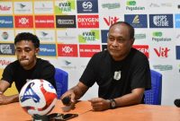 Pelatih PSMS Medan, Kas Hartadi (kanan) 