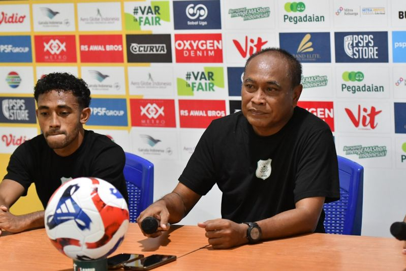 Pelatih PSMS Medan, Kas Hartadi (kanan) 