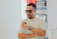 Ahmad Sahroni saat mengenakan jam super langka miliknya: Richard Mille 40-01 Automatic Tourbillon McLaren Speedtail. Foto: Instagram/@ahmadsahroni88