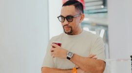 Ahmad Sahroni saat mengenakan jam super langka miliknya: Richard Mille 40-01 Automatic Tourbillon McLaren Speedtail. Foto: Instagram/@ahmadsahroni88
