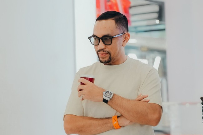 Ahmad Sahroni saat mengenakan jam super langka miliknya: Richard Mille 40-01 Automatic Tourbillon McLaren Speedtail. Foto: Instagram/@ahmadsahroni88