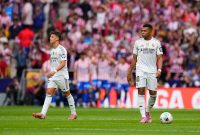 Penyerang Real Madrid, Kylian Mbappe (kanan) saat melawan Atletico Madrid, 27 Sept 2025. Foto: AP Photo