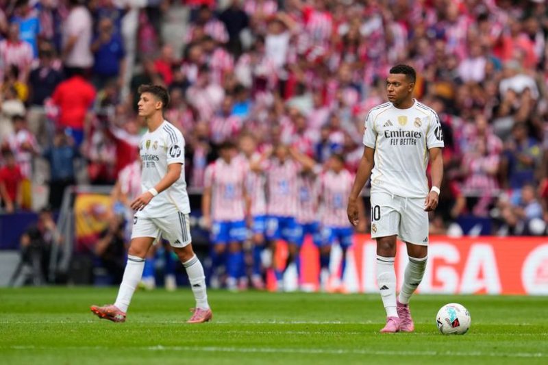 Penyerang Real Madrid, Kylian Mbappe (kanan) saat melawan Atletico Madrid, 27 Sept 2025. Foto: AP Photo