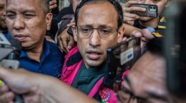 Mantan Menteri Pendidikan, Kebudayaan, Riset, dan Teknologi (Mendikbudristek) Nadiem Makarim (tengah) bersama tim kuasa hukumnya berjalan menuju mobil tahanan usai ditetapkan sebagai tersangka kasus dugaan korupsi dalam pengadaan laptop Chromebook 